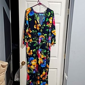 BEAUTIFUL LONG MAXI DRESS!! Vacation ready! So flowy and fits beautifully 😍